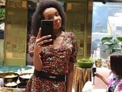 La coquine a encore payé ses seins, en tirant son chemisier vers l’avant, avec la caméra à ses côtés.