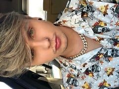 Funk et Youtuber a passé un appel vidéo avec un canon dans le Biggest Whore et a montré qu’il jouait à se taper le poing.