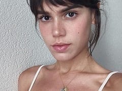 Carla Salle, une actrice internationale de 28 ans, montre ses seins dans une scène de sexe torride dans la série “Os dias eram assim”.