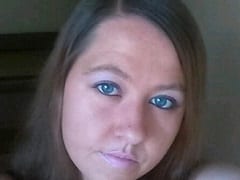Épouse de la Couronne très coquine, montre sa chatte délicieuse et se masturbe avec un petit gode tout en faisant une vidéo pour son mari.