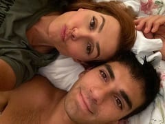 S’est mise nue, les seins à l’air et le corps peint en argent dans une scène délicieuse à regarder.
