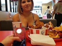 La délicieuse blonde Est allée au KFC et a utilisé un vibrateur contrôlé par son petit ami pour baiser ensuite dans la salle de bains.