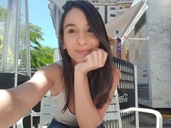 Se met à quatre pattes et s’assoit sur la bite jusqu’à ce qu’elle reçoive du sperme dans sa bouche.