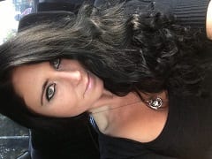 La brune la plus sexy, a gémi dans la bite de son petit ami, qui a filmé cette fellation sensationnelle.