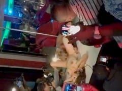 Deux blondes coquines dans une maison de balançoire en train de faire du sexe oral sexy avec ces salopes qui ont rendu les pervers fous.