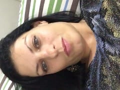 Brune aux yeux clairs, fait une grimace coquine, masturbe sa chatte chaude avec un gode et enfonce un doigt dans son petit cul serré.