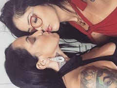 Ont enregistré une vidéo dans laquelle elles se frottent les fesses lors d’une fellation lesbienne.
