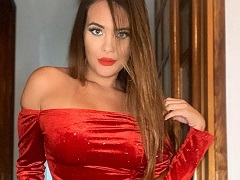 Se déshabille en montrant ses seins pulpeux
