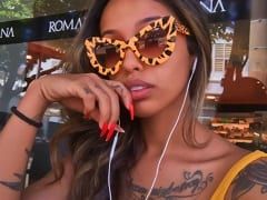 Gleizz Maciel CamGirl brune tatouée parfaite se masturbe avec la console de l’enfant Bengal toute mouillée