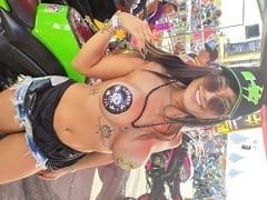 Des amatrices aux seins à l’air s’exhibent à moitié nues lors d’un rassemblement de motards et la foule l’a filmé.