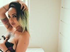 CamGirl Inanna joue avec une sucette dans sa chatte et son cul pendant le tournage