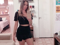 Nue, délicieuse milf s’exhibant de manière coquine