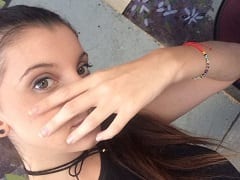 Jeune fille coquine a fait l’amour avec son petit ami sous la douche