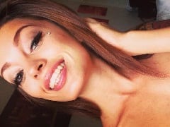 Julie est très excitée et toute mouillée après s’être masturbée avec un gode.