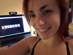 Une CamGirl très mignonne et très coquine, a enregistré une vidéo d’elle en train de se masturber la chatte avec un vibromasseur.