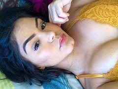 Kellyta, une brune très sexy, a fait un live épicé avec sa culotte, montrant ses grosses fesses et sensualisant.