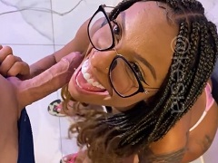 Fait une fellation à son ami sexy dans une vidéo amateur