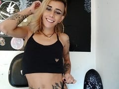 A masturbé sa chatte en chaleur et a enregistré une vidéo d’exhibition amateur.
