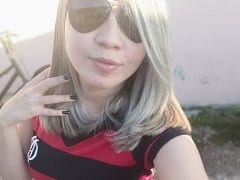 La merveilleuse Sautait sur la bite de son homme avec un bouchon dans le trou du cul et il a joui sur tout son cul.