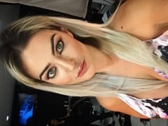 Délicieuse actrice qui aime les salopes est allée avec son amant et une amie au motel pour faire un délicieux ménage et son mari l’a filmé.