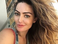 Actrice et mannequin enregistre une vidéo de Manifesto montrant ses gros seins avec un nouveau piercing