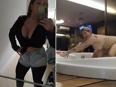 La femme de assise sur une bite dans une baignoire