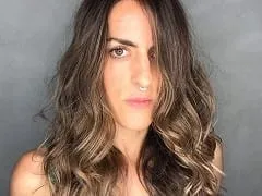 La célèbre actrice Luciana Paes s’est totalement dénudée dans une pièce de théâtre “fictive” et a montré ses seins naturels.
