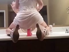 Une délicieuse fille maigre a placé un gode dans l’évier de la salle de bain et a commencé à baiser avec ardeur pendant le tournage de cette scène merveilleuse – Amateur