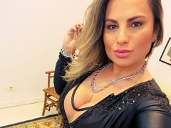 Nue masturbant sa chatte sur un gode