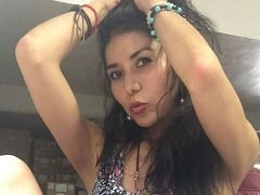 La délicieuse brune s’est mise à quatre pattes pour se masturber la chatte et le cul tout en enregistrant une vidéo excitante de l’exhibition.
