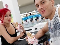Délicieuse nymphette Dans la rue avec un vibrateur dans sa chatte et son petit ami contrôlant l’intensité.