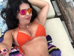 Milf personal Nue montrant sa chatte grillée