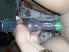 Une merveilleuse nymphette à la chatte rasée se masturbe avec une bouteille vide de Syn Ice et enregistre une vidéo d’exhibition – Amadora