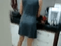 Un jeune pervers place une caméra cachée dans la cuisine et le filme en train de manger une femme de chambre