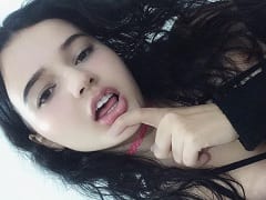 Paola Holmes Delicious White Nymphet Is Back Showing Off Naked and Masturbating Moaning Too Much (Paola Holmes Délicieuse Nymphe Blanche est de retour, se montrant nue et se masturbant en gémissant trop)