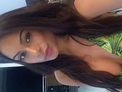 Délicieux mannequin de Minas Gerais, seins nus sur la plage et nue dans un shooting sensuel mettant en valeur ses courbes.
