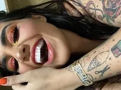 A montré qu’elle était toujours aussi sexy dans une vidéo en direct, en faisant rouler son énorme cul et en laissant échapper une photo de ses seins.