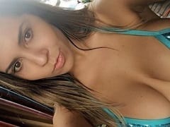 La délicieuse femme-melon, était nue sur la plage, montrant ses merveilleux seins avec ses amis pour la campagne.