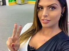 Présentatrice de est très sexy et vous pouvez la voir en robe et en train de faire de la musculation.