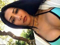 La chanteuse payée pour ses seins dans des histoires