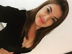 Coquine allongée sur le côté se faisant masturber par le client pendant qu’il s’introduit dans son cul chaud
