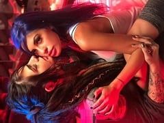 Deux chaudasses tatouées s’embrassent et se frottent l’une l’autre dans une scène d’un futur clip de rap