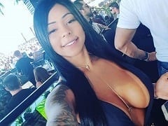 Valentina Ferraz est une brune brésilienne aux seins énormes et au cul spectaculaire.