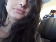 La camgirl décide d’enregistrer une vidéo audacieuse où elle masturbe son petit ami dans un avion bondé et lui touche également la chatte.