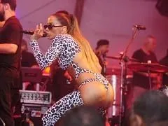La délicieuse a fait un show en portant un pantalon avec les fesses à l’air et s’est roulée sur le sol en montrant ses merveilleuses fesses.