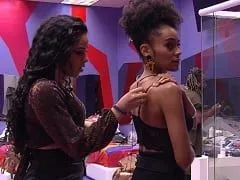 Va sur la couette avec Gabriela pour presser ses gros seins et s’étonne de leur dureté.