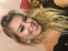 la délicieuse blonde qui a déjà été éliminée, paie sa poitrine à travers le miroir de la chambre.