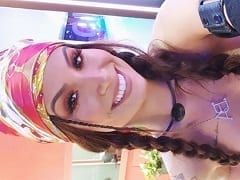 La Gueule Rose était dans une robe décolletée et très osée, faisant rouler son merveilleux cul dans une vidéo produite.