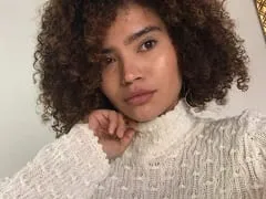 Bella Luz Nasty Mulatto with a Delicious Body Showing Up Naked in Her Apartment While Filming (Bella Luz, méchante mulâtresse au corps délicieux, s’exhibant nue dans son appartement lors d’un tournage)