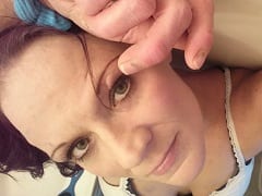 Très coquine s’est excitée en jouant avec un gode dans sa chatte et a enregistré une vidéo de masturbation.